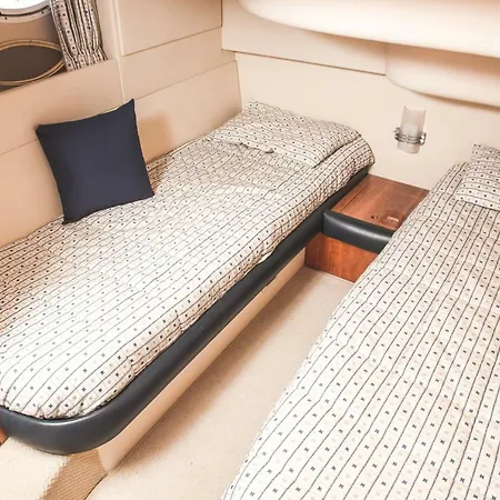 船上ホテル Azimut 39 Fly Yacht ニキティ