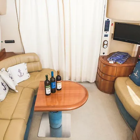 船上ホテル Azimut 39 Fly Yacht ニキティ