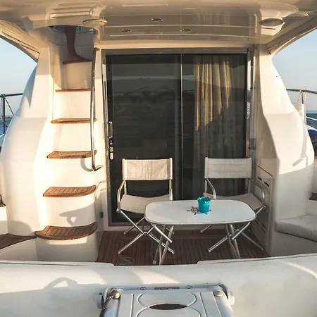 船上ホテル Azimut 39 Fly Yacht ニキティ