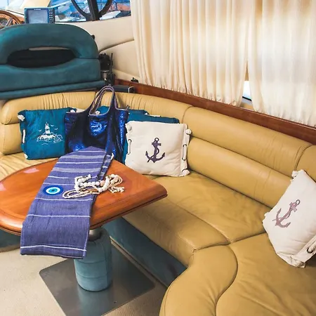 Azimut 39 Fly Yacht 船上ホテル ニキティ