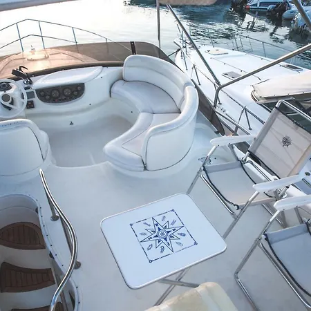 Azimut 39 Fly Yacht 船上ホテル